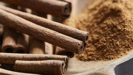 Палочки корицы и специя