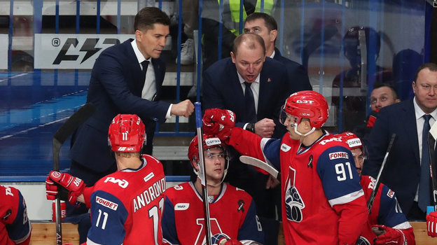 Игорь Никитин и Антон Бут с игроками «Локомотива». Тренеры «Локомотива» Игорь Никитин