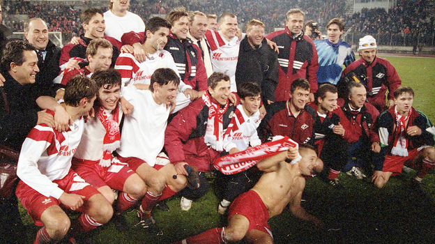 Артем Безродный (сидит пятый справа) после победы в чемпионате России. 16 ноября 1996 года. Санкт-Петербург.