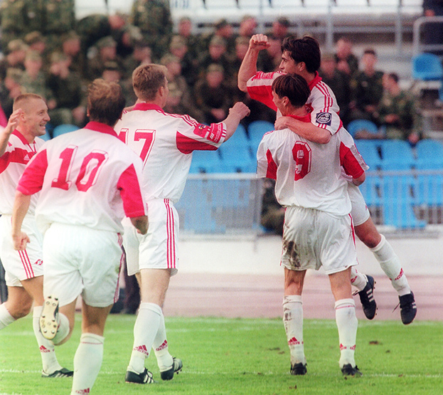 Артем Безродный на руках Егора Титова после дубля в ворота ЦСКА. 15 августа 1999 года. Москва.