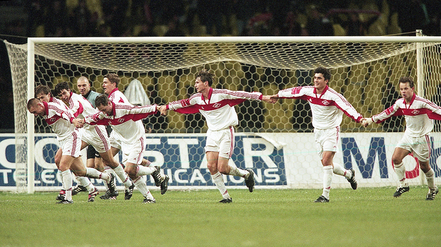 Артем Безродный (второй справа) и футболисты «Спартака» после победы.