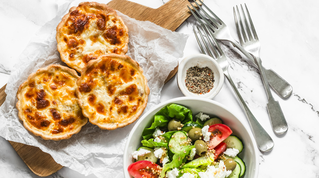 Тарталетки с тунцом и сыром