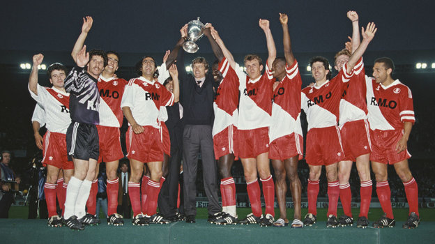 Арсен Венгер празднует с игроками «Монако» победу в Кубке Франции. Арсен Венгер празднует с игроками «Монако» победу в Кубке Франции