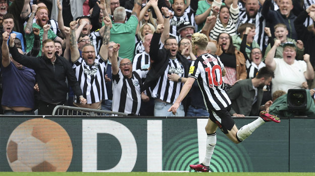 Энтони Гордон спешит разделить радость с боллеьщиками команды. Энтони Гордон и болельщики «Ньюкасла»