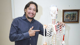 Темир Ондар в рабочем кабинете клиники