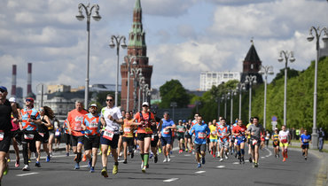 Бегуны во время забега в центре Москвы.