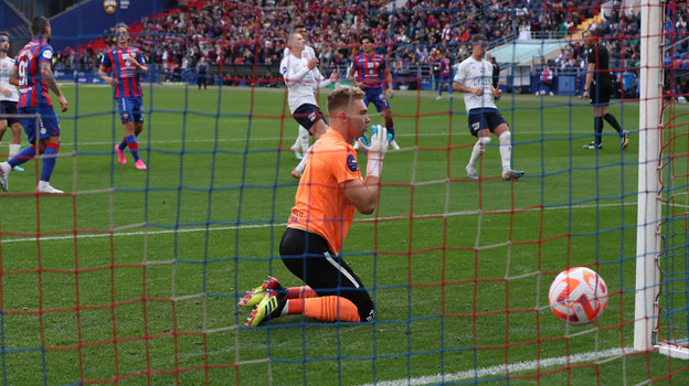 Иван Ломаев пропускает гол