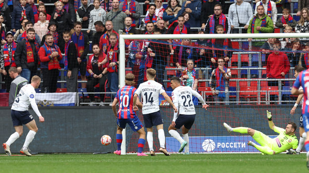 Николай Рассказов забивает гол в ворота ЦСКА