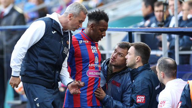 Футболист ЦСКА Мойзес покидает поле из-за травмы