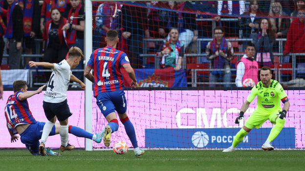 Никита Салтыков забивает гол в ворота ЦСКА