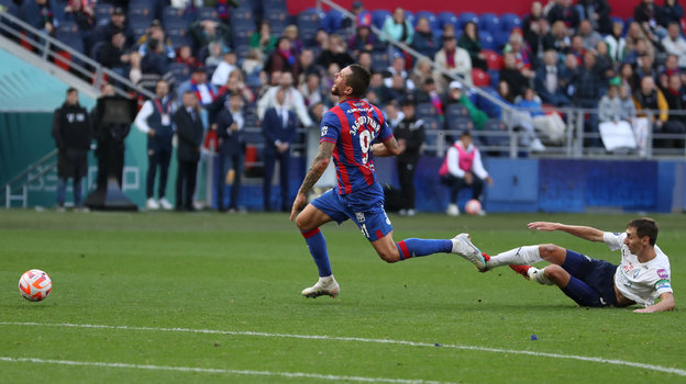 Александр Солдатенков нарушает правила против Антона Заболотного