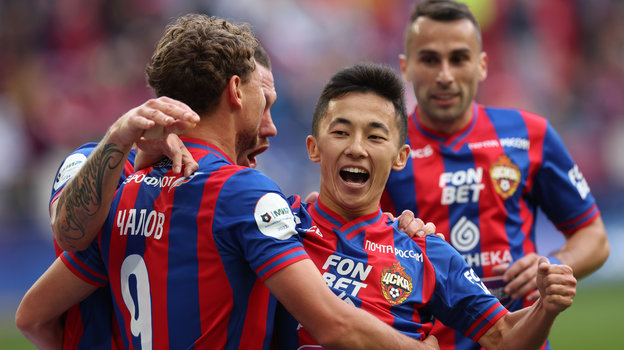 Федор Чалов празднует гол с одноклубниками