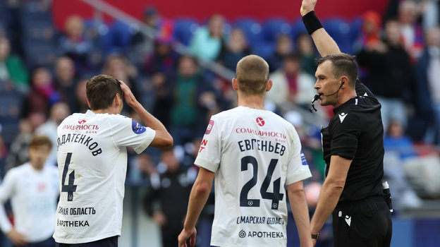 Артем Любимов показывает красную карточку Александру Солдатенкову