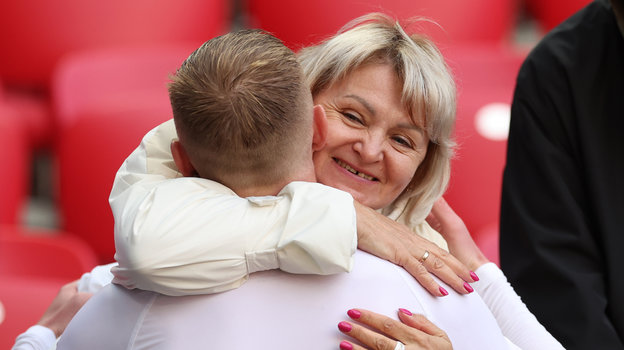 Николай Рассказов обнимает свои маму после матча