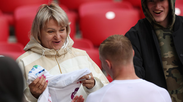 Николай Рассказов дарит футболку своей маме