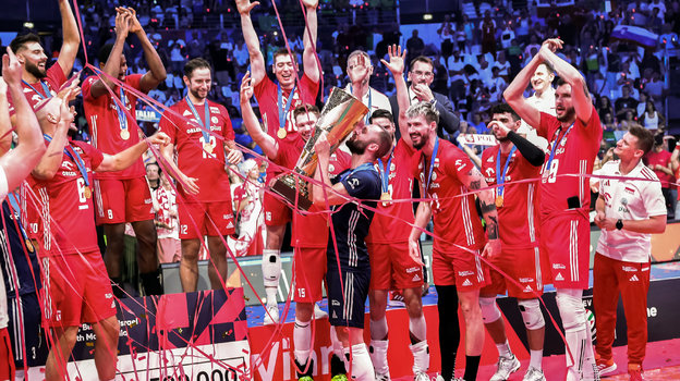 Волейболисты сборной Польши празднуют победу.