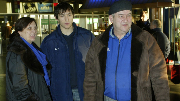 Александр Овечкин с родителями. Александр Овечкин с родителями