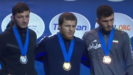 Украинский борец отказался делать фото с россиянином Усмановым. А Сидаков вырвал золото в самом конце