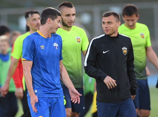 Вторая лига. Футболист подмосковного «Зоркого» Евгений Алдонин и игрок московского «Арарата» Марат Измайлов. Красногорск. 19 июля 2017 года.