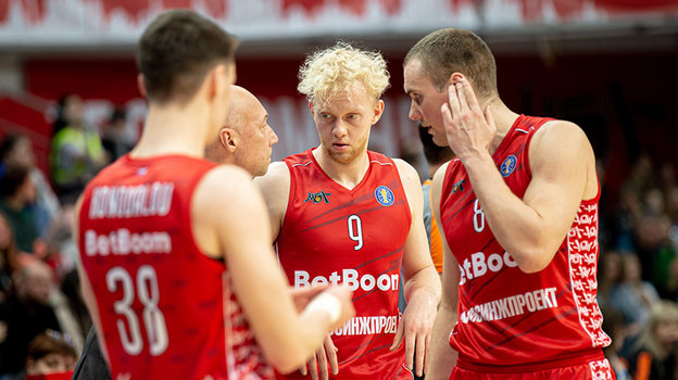 Василий Карасев с игроками МБА.