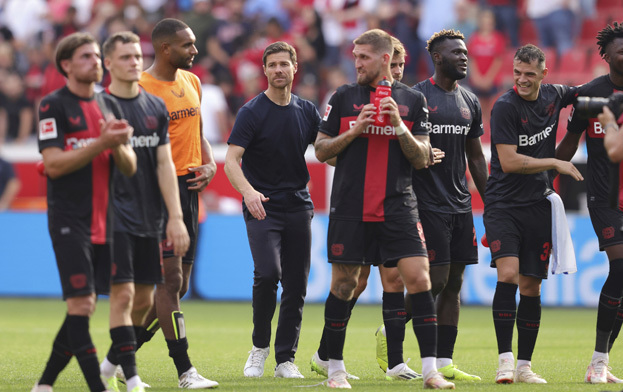 Хаби Алонсо с игроками «Байера». Хаби Алонсо с игроками «Байера»