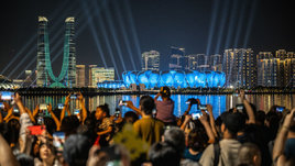 Зрители перед началом Азиатских игр в Ханчжоу