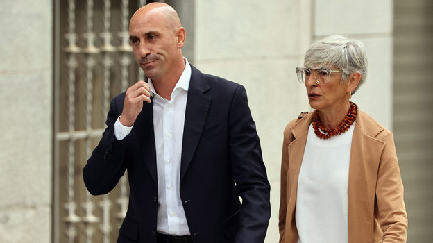 Луис Рубиалес и его адвокат. Луис Рубиалес и его адвокат