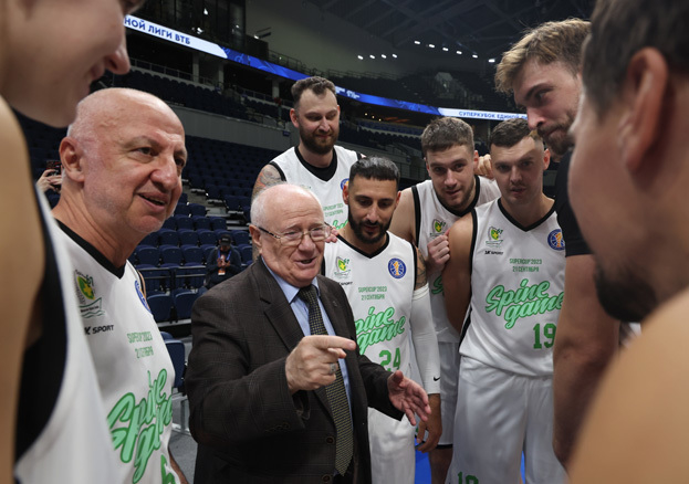 Евгений Гомельский руководил командой спортсменов. Евгений Гомельский руководил командой спортсменов