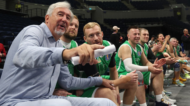 Сергей Тараканов с командой врачей. Сергей Тараканов с командой врачей