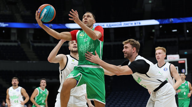 Максим Буромских с мячом. Максим Буромских с мячом