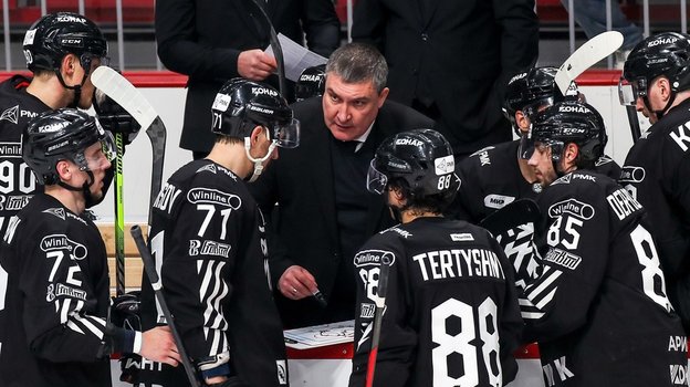 Главный тренер «Трактора» Анвар Гатиятулин с игроками.