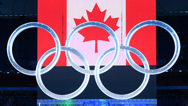 Флаг Канады и олимпийские кольца.