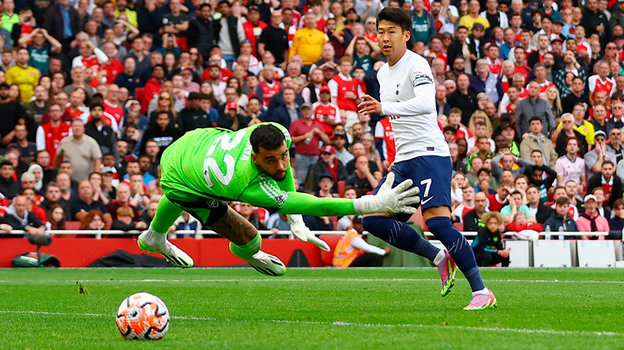 Сон Хын Мин забивает один из своих голов.