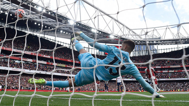 Букайо Сака реализует пенальти.