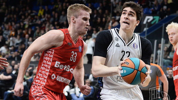 Михаил Беленицкий (справа). Баскетболист Михаил Беленицкий