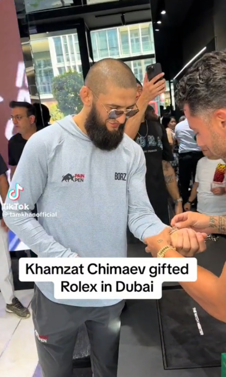 Хамзату Чимаеву вручают часы.