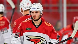 Курьез сезона в матче КХЛ! Защитник «Авангарда» забил в свои ворота через всю площадку