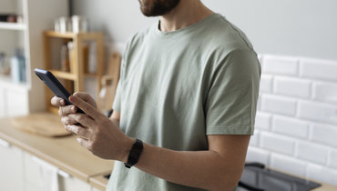 Человек со смартфоном в руках.