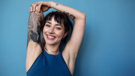 Девушка растягивает плечи.