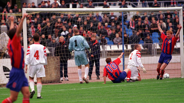 Сергей Филиппенков забивает гол в ворота Александра Филимонова. Сергей Филиппенков забивает гол в ворота Александра Филимонова