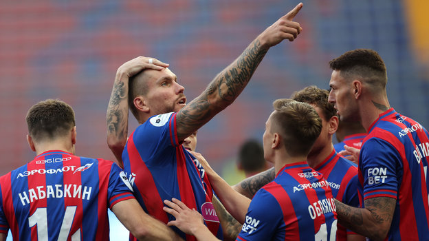 Антон Заболотный празднует гол с партнерами по команде. Антон Заболотный празднует гол с партнерами по команде