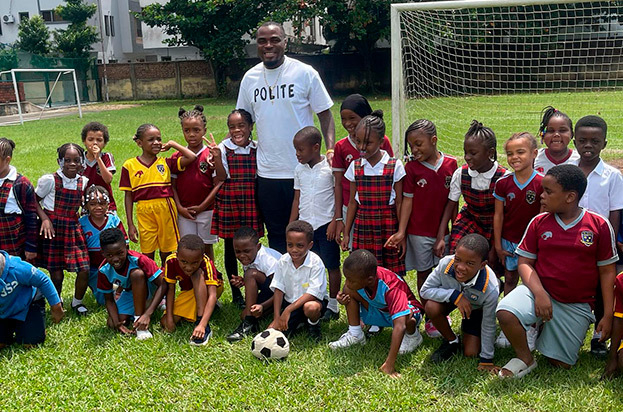 Эммануэль Эменике помогает африканским детям заниматься футболом.