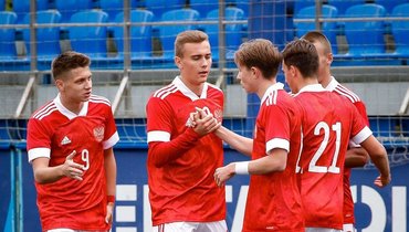 Футболисты юношеской сборной России.