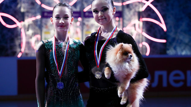 Камила Валиева с домашним любимцем и Софья Акатьева. Российские фигуристки Камила Валиева и Софья Акатьева 23 октября 2022.
