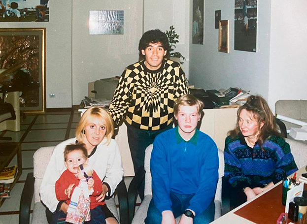 Константин Выборнов с мамой Еленой в гостях у семьи Диего Марадоны.