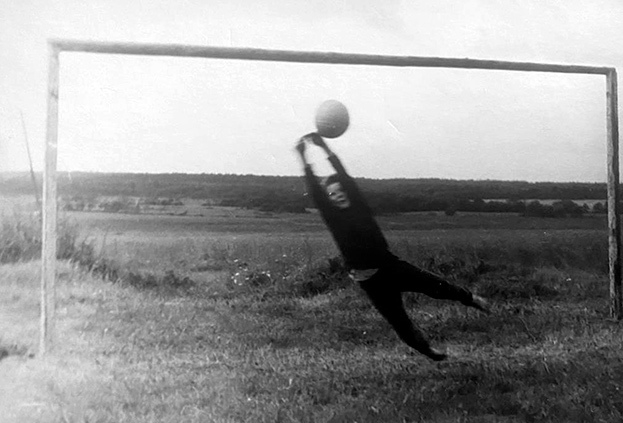 Константин Выборнов играет в футбол в детстве.