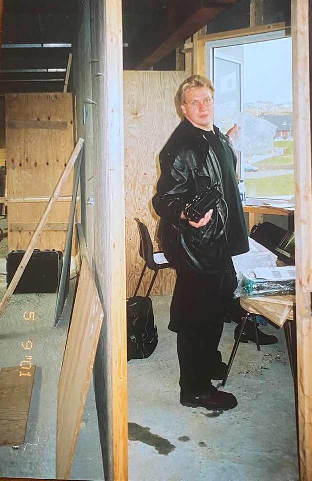 Константин Выборнов в комментаторской кабине на Фарерских Островах.