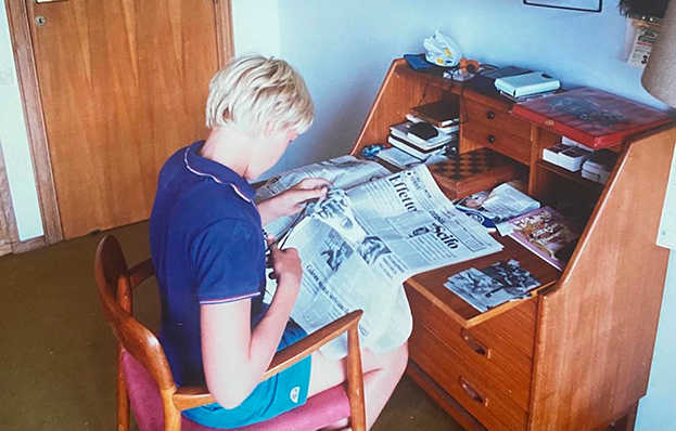 Константин Выборнов делает вырезки из газет.