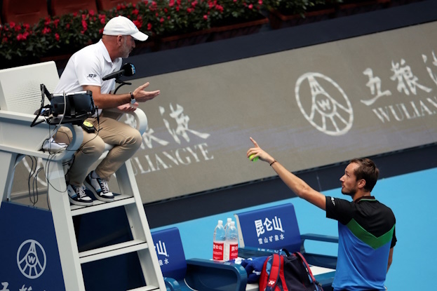 Даниил Медведев спорит с судьей.