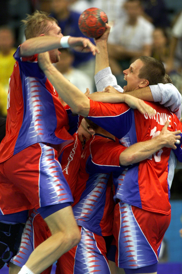 Вячеслав Горпишин с партнерами по сборной празднуют победу на Олимпиаде в Сиднее. Вячеслав Горпишин с партнерами по сборной празднуют победу на Олимпиаде в Сиднее